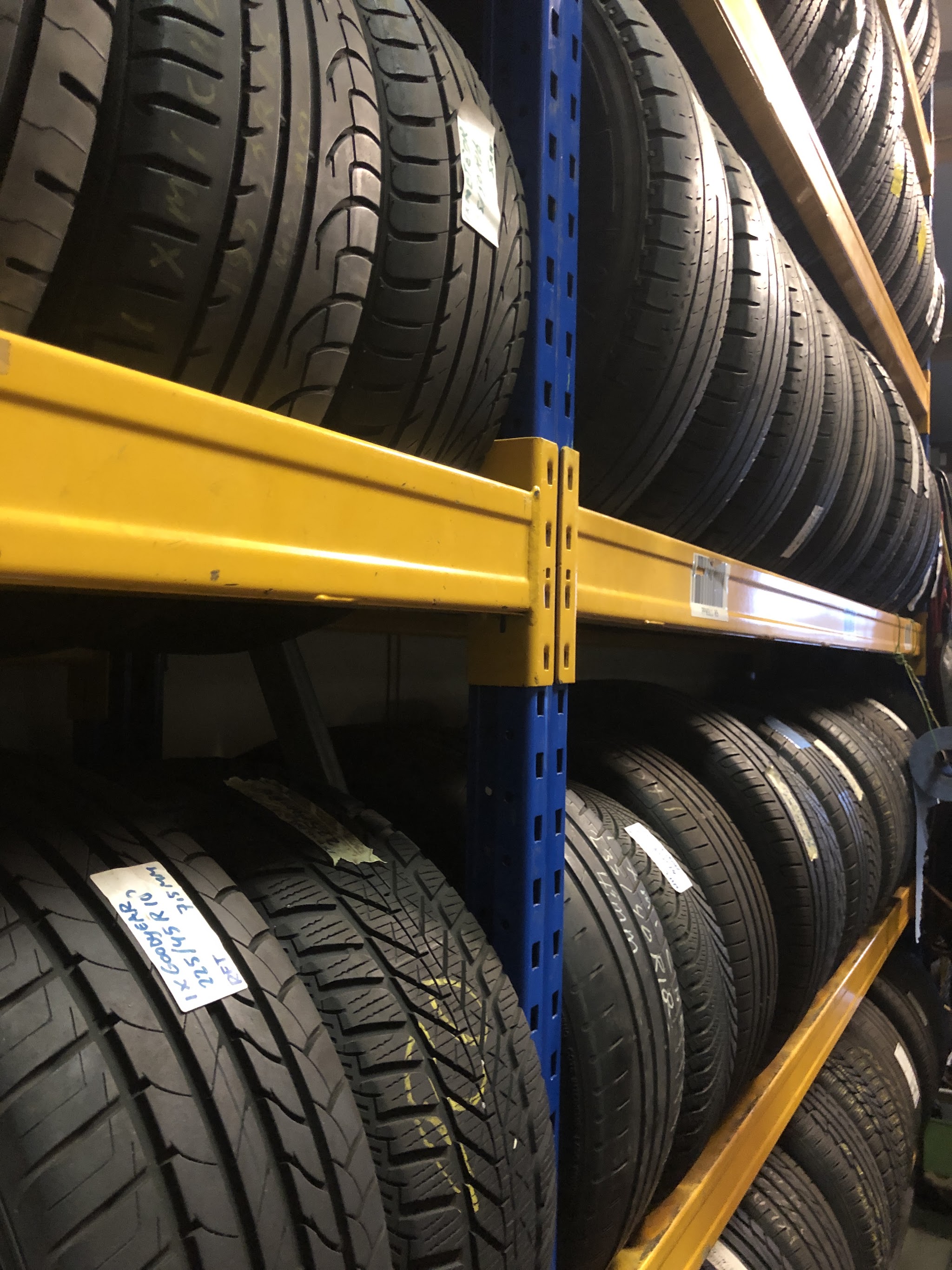 Bandenrekken vol gebruikte en nieuwe banden in de werkplaats