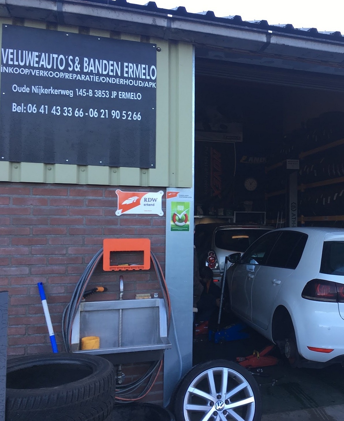 De gevel met het bord van Veluwe Auto’s & Banden Ermelo aan de Oude Nijkerkerweg